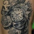 Tatuaje en el costado,  reloj antiguo con cráneo humano y flores