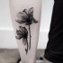 Tatuaje en el antebrazo, dos flores magníficas, tinta negra