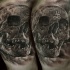 Lo stile 3D dipinto da Eliot Kohek arma il tatuaggio del teschio umano