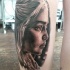 Tatuaje en la pierna, retrato de reina de dragones, colores negro blanco