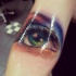 3D Stil realistisch aussehendes Arm Tattoo mit Auge der schönen Frau