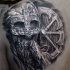 Estilo 3D realista procurando tatuagem escapular do guerreiro viking com grande escudo