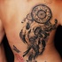 3D Stil sehr detailliertes Rücken Tattoo von Traumfänger und Feder