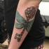 Tatuaje en el antebrazo, llave mágica masiva con alas