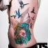 Tatuaje en el costado,  mujer que grita y bandada de aves diferentes