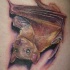 Tatuaje de murciélago bonito realista