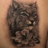 3D molto realistico nero e bianco gatto selvatico con fiori tatuaggio su spalla
