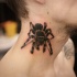Tatuaje en el cuello, araña venenosa volumétrica