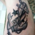 Tatuaje en el pie, ancla clásica con estrellas