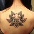 eccezionale fiore loto tribale riempito nero tatuaggio su schiena