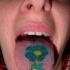 incredibile fiori camomilla blu tatuaggio su lingua