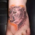 eccezionale testa ghepardo sfondo arancione tatuaggio  su piede