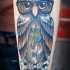 Tatuaje en el antebrazo, lechuza abigarrada en gafas
