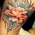 eccezionale fiore loto tatuaggio su coscia