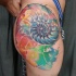 Tatouage de nautilus multicalored impressionnant sur la cuisse