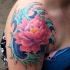 eccezionale fiore giapponese rosa e onde blu  tatuaggio su spalla