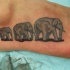 eccezionale animale famiglia elefante tatuaggio su piede