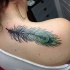 Tatuaje en la espalda, pluma de pavo real fantástica