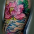 eccezionale fiore loto giapponese galleggiando  tatuaggio su braccio