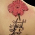 bellissime fiore margherita rosa con scritto tatuaggio