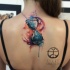 Hermoso tatuaje de acuarela en la espalda