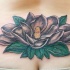 bellissimo fiore magnolia bianco tatuaggio su parte bassa della schiena