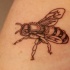Tatuaje en el brazo, abeja pequeña
