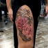 Grande tatuaggio con due rose rosa sulla gamba