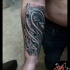Tatuaggio biomeccanico sull'avambraccio