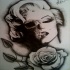 Zumbi de Merilyn Monroe em preto e branco e um desenho de tatuagem de rosa por Sjevansart