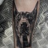 nero e bianco testa Doberman tatuaggio su braccio di uomo