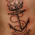 nero e bianco neutro ancora con corona e lettere tatuaggio su costolette