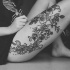 eccezionale nero e bianco fiori selvatici tatuaggio su coscia