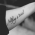 lettere nere citazione nulla e' banale tatuaggio su braccio
