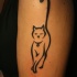 Tatuaggio semplice sul braccio il disegno in forma del gatto