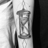 Tatuaggio per avambraccio nero a clessidra dotwork
