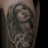 Tatuaje de muslo de tinta negra del hermoso retrato de mujer india