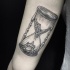Tatuagem de ampulheta linhas pretas