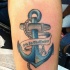 bel ancora blu con nastro lettere tatuaggio su braccio