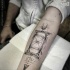 Tatuaggio geometrico avambraccio con clessidra