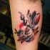 Tatuaje en el brazo,
cabeza de liebre con cuernos, old school