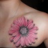 fresco fiore camomilla rosa tatuaggio su petto
