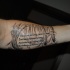 carino poema scritto su sfondo alberi tatuaggio su braccio