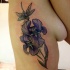fresco bel fiore iris viola tatuaggio su fianco