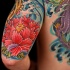 bel fiore peonia rossa giapponese in onda tatuaggio braccio superiore