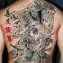 Tatuaje en la espalda,
samurái japonés y jeroglíficos