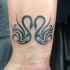 Tatuaje en la muñeca,
cisnes enamorados tribales
