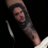 Cool lobo com tatuagem de John Snow no braço