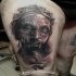 Creepy procurando detalhada tatuagem coxa de jesus retrato com videira