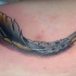 arricciata piuma colorata 3d tatuaggio su braccio